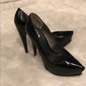 Circus by Sam Edelman Black Pumps w Croc Detail